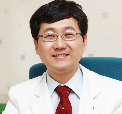 경희대학교 한의대 소아과 교수 
강동경희대학교병원 한방소아과 과장
한방소아과 전문의 한의학박사
허약아/성장 및 발달장애/성조숙/경련/경기
우영,윤석의 아빠