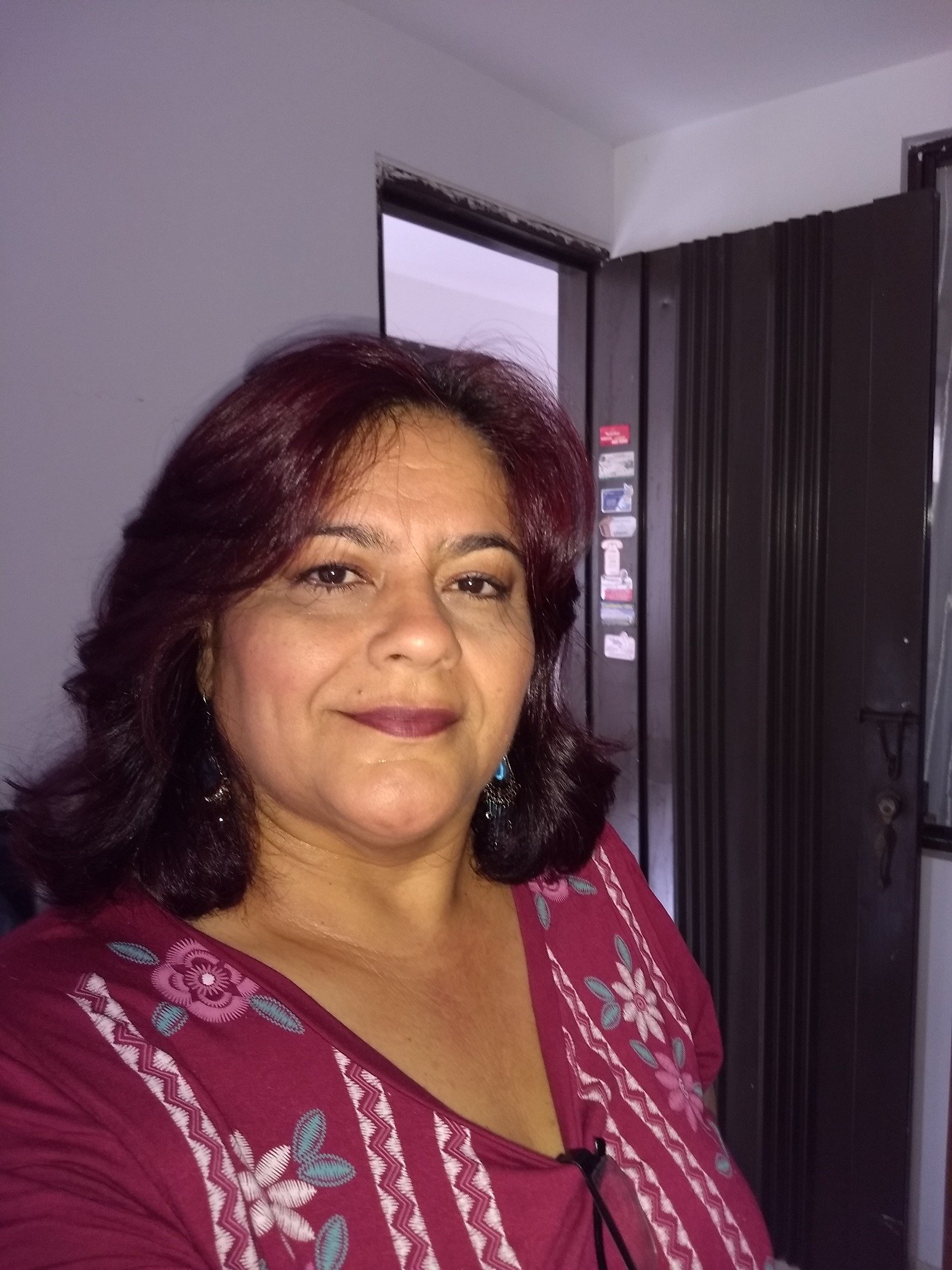 MUJER MADURA MUY TRABAJADORA ,ENTUSIASTA ,POSITIVA ,CON MUCHO ANIMO DE VIVIR LA VIDA LLENA DE ENERGIA