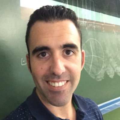 Licenciado en Administración y Dirección de Empresas. Profesor de Economía de Bachillerato por la Junta de Andalucía.