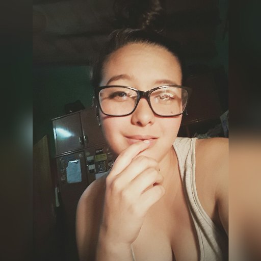 A veces siento que estoy pisando las nubes. Vivo fuera de este mundo. Pintando en sueños colores sobre el fondo gris. A veces el gris nubla mis sentidos.