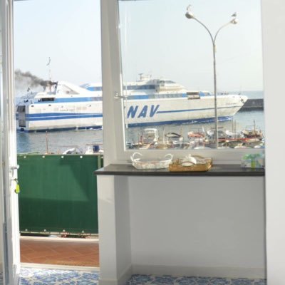 siamo una casa vacanza comodissima per tutti vicino al porto di Capri e vicino alla stazione dei bus alla funicolare si traghetti siamo vicino ad un sogno