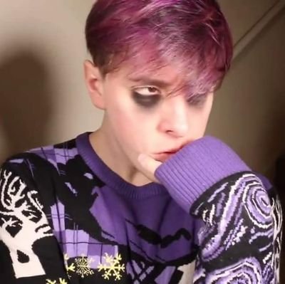 xvirgilsandersx's profile picture. wassup, im thomas' anxious side. 
don't spend too much time here, thanks.
(my main is @/aries_rat)