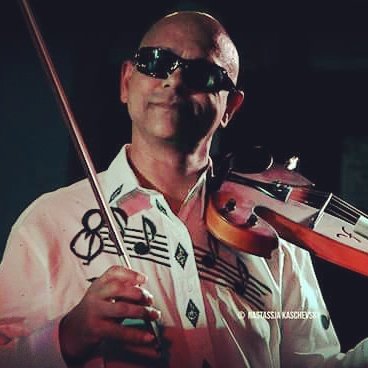 I am a professional guitarist/electric violinist/vocalist/composer/producer