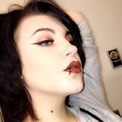 LeaveMeToMyPill's profile picture. I’m here to share my sadness with the world :,^)