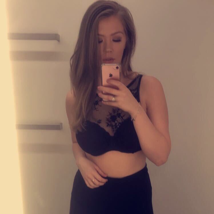 brontelar's profile picture. ok what the fuck is going on. 🎧🏔🖤👸🏼😈