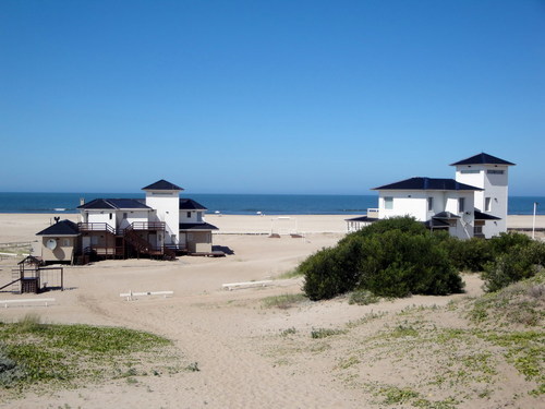 Estamos en Colonia Marina, la region de playas vírgenes al norte de Mar de las Pampas.
Unidades para venta o alquiler TE 011-15-3350-9886 ó 2255 47-5990
