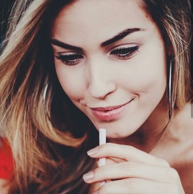 NovataGata's profile picture. Que a vida é trem-bala, parceiro 
E a gente é só passageiro prestes a partir...