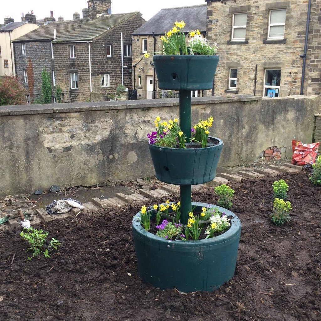 Keep up to date with the group’s progress at Howden Road Cemetery,Clog Bridge and Silsden Beck,and other projects to bring colour to Silsden town