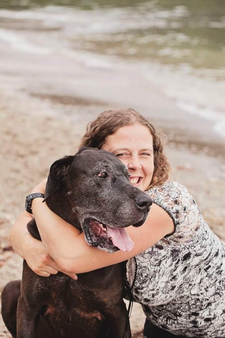 President of the Zoological Society of Auckland and mother of three. Loves wildlife, conservation, education, science, art and music.