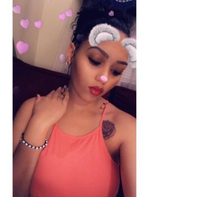 I love makeup, music is my life am into art too 💯