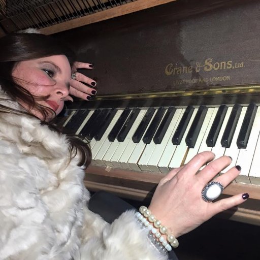 London based Singer/Songwriter who creates amazing Nashville Tinged Pop Tunes. New Album Due out late 2019! https://t.co/xYRHyBEVt9