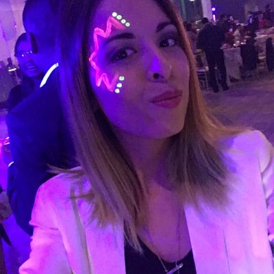 No soy normal, vivo acariciando la locura y tengo innumerables defectos...