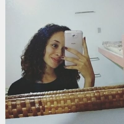 Uma vida resumida à 140 caracteres com: Deus, umas letras de músicas e memes.