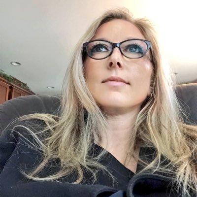 danitamcdole's profile picture. Lacrosse supporting, poutine eating, igloo living, polar bear pet and Canada loving mother and wife🇨🇦❤️