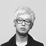 연락이 없던 시간은 나를 찾아와 무거워진 귀를 잡고서 얘기를 하네 밖에서 날 기다린다고