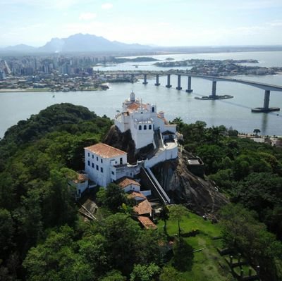 Alguém disse que a vida é uma festa. A gente chega depois que começou e sai antes que acabe,nunca deixo  ter em mente que o simples fato de existir já é dvtdo.