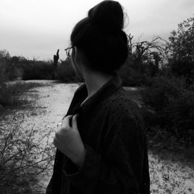 Escritos por dos mentes que al caer la noche, la soledad los mantiene vivos. 🔮 🎧