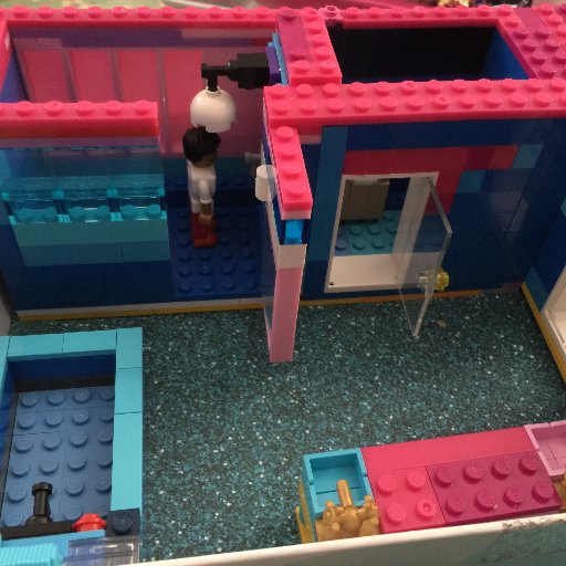 Me encanta jugar con LEGO, hacer mis propias creaciones y también seguir instrucciones. Me fascina armar animales, casas, habitaciones y objetos de Lego.