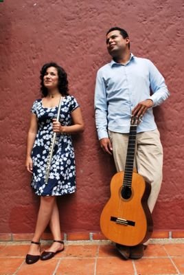 Yhony León y Lorel Rodríguez entraman cada nota, -cada canto- con el más profundo sentir musical. Lorel con su flauta y canto y Yhony con sus cuerdas. Música