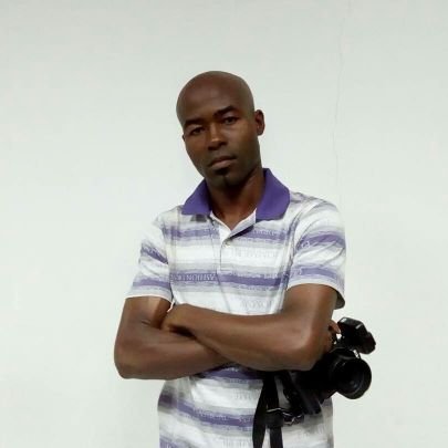 Artiste plasticien photographe ,
Gestionnaire de RH,
Doctorant en arts plastiques ,
Promoteur culturel...
Président du groupe Restart