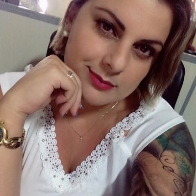 Fala mais que o homem da cobra! Bebe como gente grande! Ama como gente pequena! Teimosa igual uma mula e se não ficar perfeito, nem começa! Só Jana.