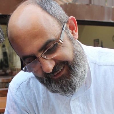 Ahmetloz's profile picture. Bir garip ölmüş diyeler,
üç günden sonra duyalar,
soğuk su ile yuyalar,
şöyle garip bencileyin.