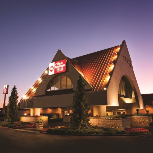 Stay in the heart of beautiful Coeur d'Alene and enjoy all the comforts of home, including onsite dining at Mulligan's Restaurant and Lounge.