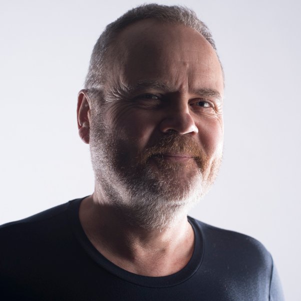 Professional photographer from NZ working in Paris, France, specialising in portraits and commercial. My personal work includes fine art and landscape.