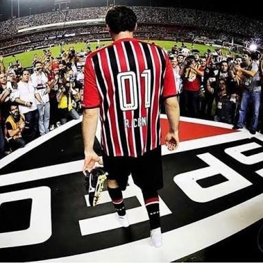 Serei TRICOLOR,
Mesmo que a bola não entre,
Mesmo que o MORUMBI se cale,
Mesmo que o manto sagrado desbote,
Mesmo que a vitória esteja longe.❤⚫⚪🔴