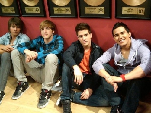 please follow&support to get BTR on Wendy Williams Show. Also my actual twitter is @iluvAdubNBTR...