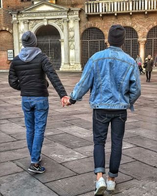 'perché è chi odia che ha l'obbligo morale di nascondersi,non chi ama'T