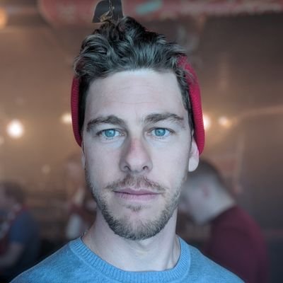 KikeXtra's profile picture. Yo tiro la tostada al suelo, me arrodillo, unto la mantequilla y que se joda Murphy.