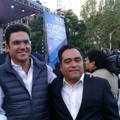 Panista, líder ciudadano, humanista, amante de la lectura, apasionado de la historia de México, entusiasta de la aviación, irreverente
