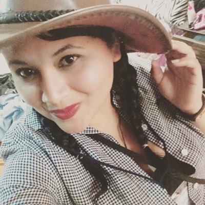 soy  una mujer q procura mantener la sonrisa incluso cuando  se le cae una lágrima 100pre olvidamos q sonreír es tan importante como respirar