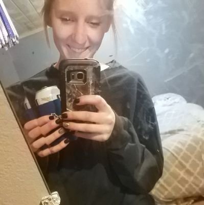 halieloesch's profile picture. family friends football💛💚