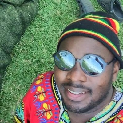 smowakabi's profile picture. Seated on a stool in a bus corridor.💃💃