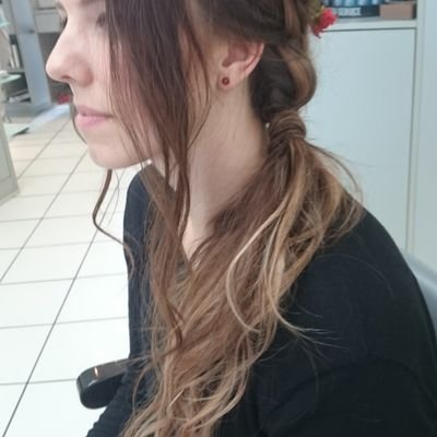 eigentlich Lehrerin am Gymnasium, jetzt an der Grundschule. Besteht nur aus Worten. Des Wahnsinns fette Beute.