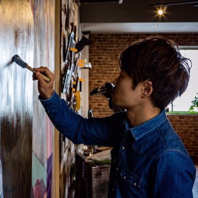 「絵画職人®︎」店舗や住宅への壁画、肖像画等の絵画を制作。20歳から独学で絵画を始め、SUMMER SONIC 等、各イベントでのライブペイントも行う。工務店勤務の経験を活かし、壁画を現場での装飾工事として行う。