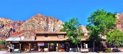 Here you'll find horseback riding, a bar/restaurant, an old western town with live shows, a petting zoo, themed motel rooms, and amazing views.