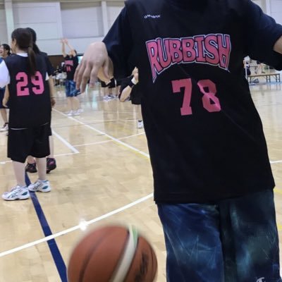 こんにちは！！学習院大学バスケサークル RUBBISHです🏀 大学近くの体育館で約月2で活動中！ プレイヤーもマネージャーも学女も大歓迎◎ 季節ごとにイベントも楽しんでます！！(年間イベント一覧は「モーメント」にて🖇) 気軽にフォロー、DM、質問してください✨ #春から学習院 #春からgu #バスケサークル