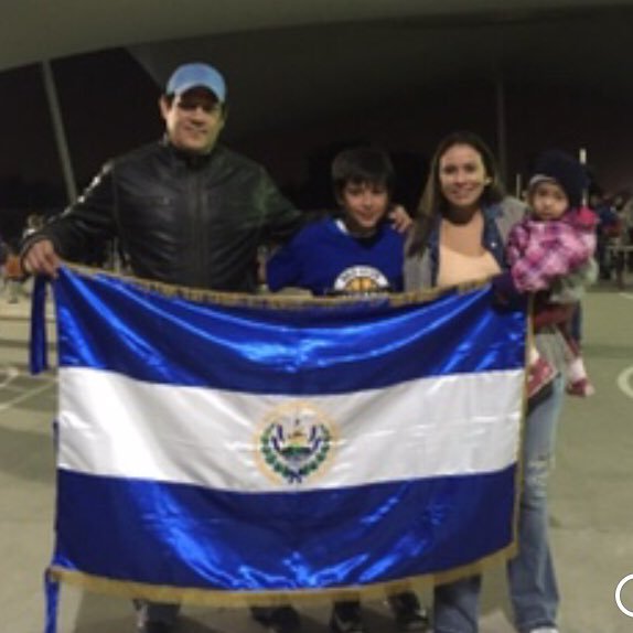 Mamá, Esposa ,Mercadóloga, apasionada del Deporte y principalmente del Voleibol de Playa... amante de El Salvador!