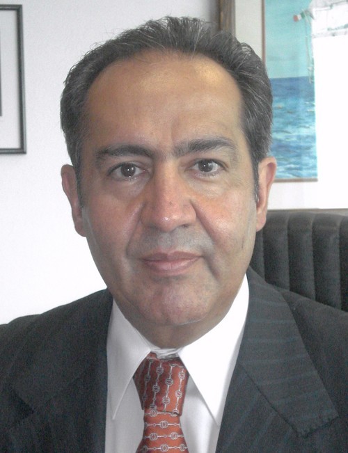 Ejecutivo comercial, hombre de familia, melómano, amigo y deportista.