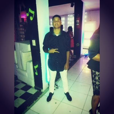 TeusNascimento_'s profile picture. Não ligo que me olhem da cabeça aos pés, porque nunca farão minha cabeça e nunca chegarão aos meus pés.