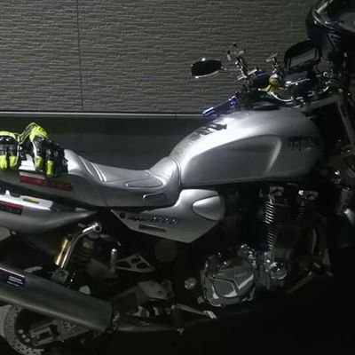 愛車XJR1300に乗ってます。
20年以上前にXJR400Rに乗っていました。
食べ飲みと、バイクの事ばかりだと思います。