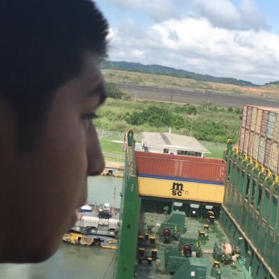 Estudiante de Administración de empresas, Trabajador en la Empresa ET, futuro DJ, gamer, algo deportista!!