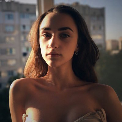 Я разный человек для разных людей. Раздражающий для одних. Талантливый для других. Для некоторых - тихоня. Но кто я на самом деле?