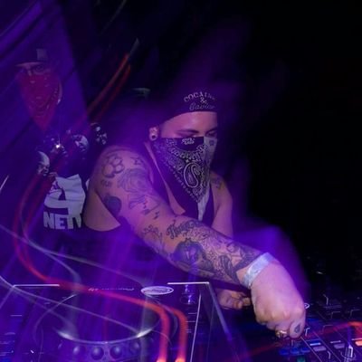 Producer & Live act/Dj of Harder Electronic Music with MC/Performer
Major: Mokum / Footworxx / Cloud9 / Megarave/ Audiogenic / ♤
Facebook:Hellzkicks