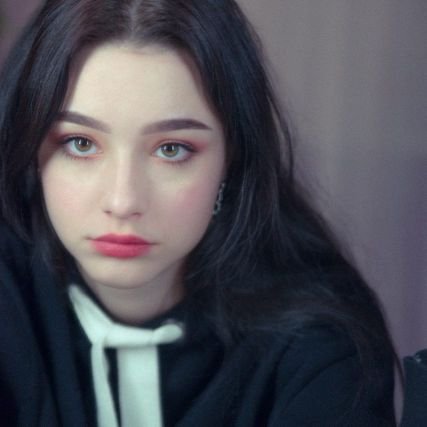 SHWxAaria's profile picture. aaria blair waldorf ✕ pureblood vampire ✕ 1st year gryffindor ✕ chopan'🐱