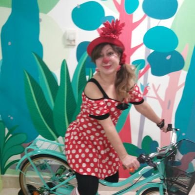 payasa de hospitales, maga,animadora de fiestas infantiles,cuentacuentos en bibliotecas y maestra de ceremonias en practicas en cabarets clown para adultos...
