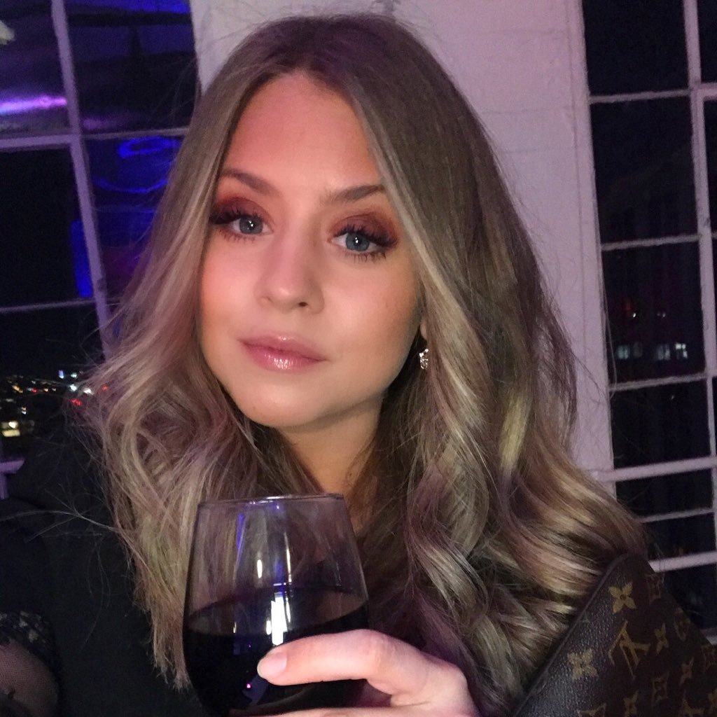 evelinajulia's profile picture. Kommer inte på någonting att skriva om mig själv så antar att det gör mig obeskrivlig✨